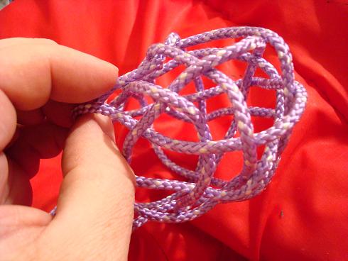1-ply knot shaped into spherical shape